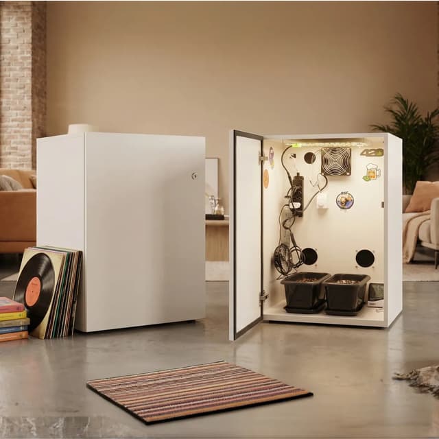 Duas Growbox Compacta na mesma sala: uma fechada, um móvel branco; a outra aberta, iluminada por dentro com os vasos e o exaustor