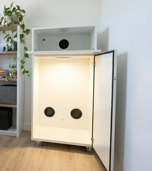 Growbox Ideal aberta, interior branco iluminado e vazio, com a casa de máquinas em cima
